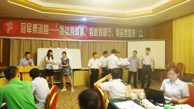 飛龍醫(yī)療董事長張新民為冠軍團隊頒獎 飛龍醫(yī)療董事長張新民為冠軍團隊頒獎