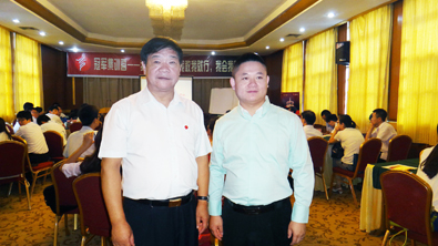 飛龍醫(yī)療董事長張新民與主講老師趙濱合影 飛龍醫(yī)療董事長張新民與主講老師趙濱合影