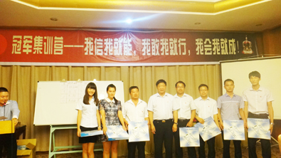 飛龍醫(yī)療董事長張新民和冠軍團隊合影 飛龍醫(yī)療董事長張新民和冠軍團隊合影