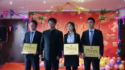 飛龍醫(yī)療董事長張新民給先進(jìn)集體頒獎(jiǎng)并合影 飛龍醫(yī)療董事長張新民給先進(jìn)集體頒獎(jiǎng)并合影