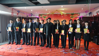 飛龍醫(yī)療董事長和2014年度先進(jìn)個(gè)人合影 飛龍醫(yī)療董事長和2014年度先進(jìn)個(gè)人合影