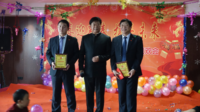 飛龍醫(yī)療董事長張新民給優(yōu)秀領(lǐng)導(dǎo)頒獎(jiǎng)并合影 飛龍醫(yī)療董事長張新民給優(yōu)秀領(lǐng)導(dǎo)頒獎(jiǎng)并合影