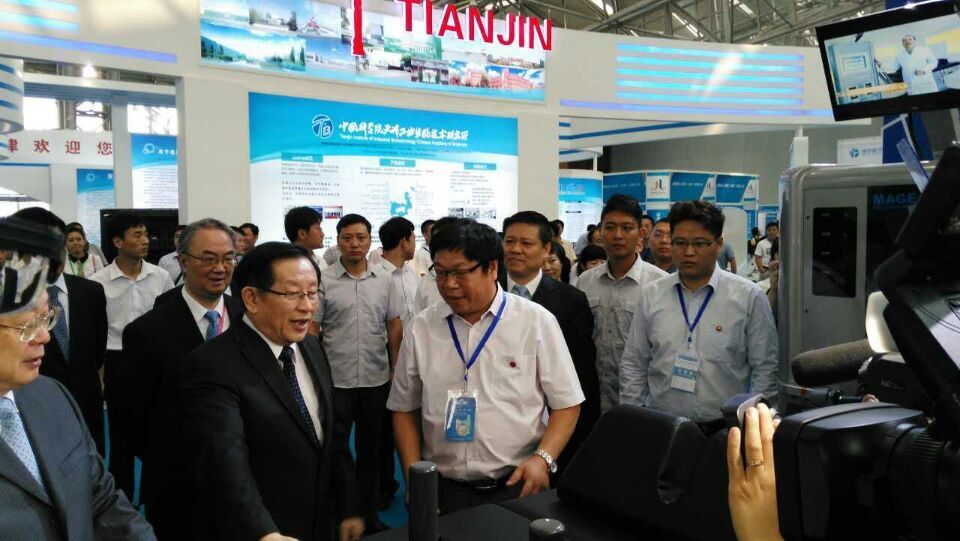 科學技術(shù)部部長萬剛參觀外星艙 科學技術(shù)部部長萬剛參觀外星艙