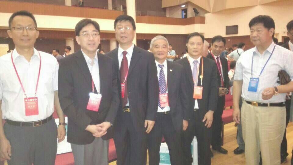 張新民董事長與香港食物與衛(wèi)生局長高永文 張新民董事長與香港食物與衛(wèi)生局長高永文