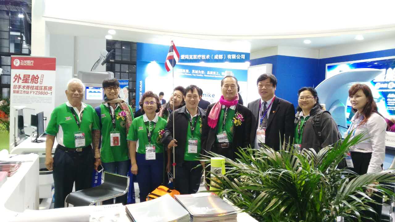 泰國客戶在參觀飛龍醫(yī)療外星艙 泰國客戶在參觀飛龍醫(yī)療外星艙