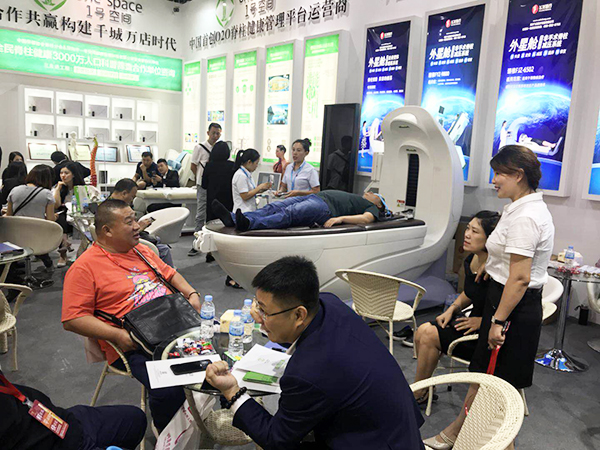 飛龍醫(yī)療外星艙亮相第50屆中國(guó)(廣州)美博會(huì) 飛龍醫(yī)療外星艙亮相第50屆中國(guó)(廣州)美博會(huì)