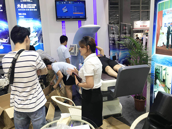 飛龍醫(yī)療外星艙亮相第50屆中國(guó)(廣州)美博會(huì) 飛龍醫(yī)療外星艙亮相第50屆中國(guó)(廣州)美博會(huì)