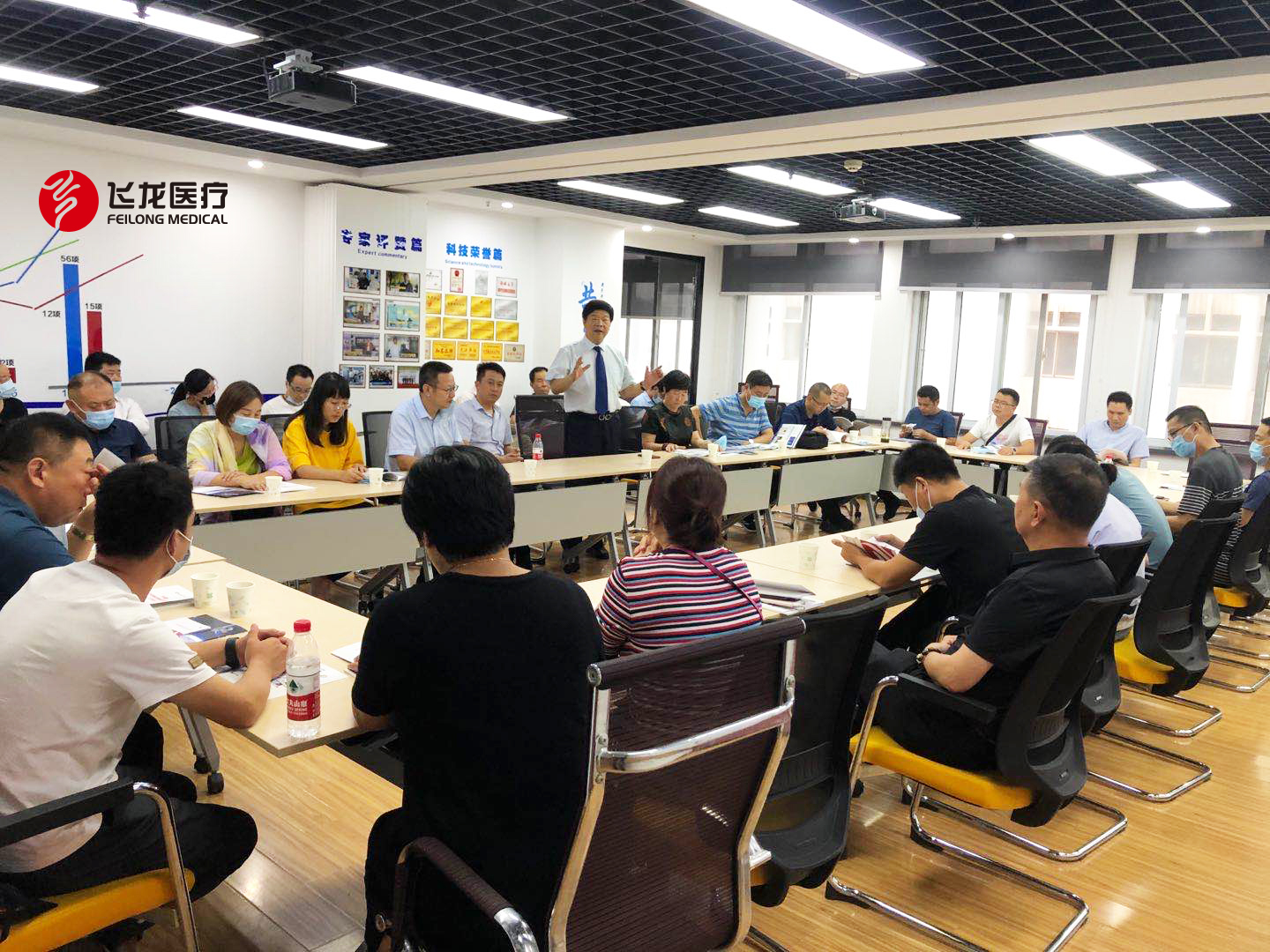 飛龍醫(yī)療董事長張新民講解外星艙 飛龍醫(yī)療董事長張新民講解外星艙